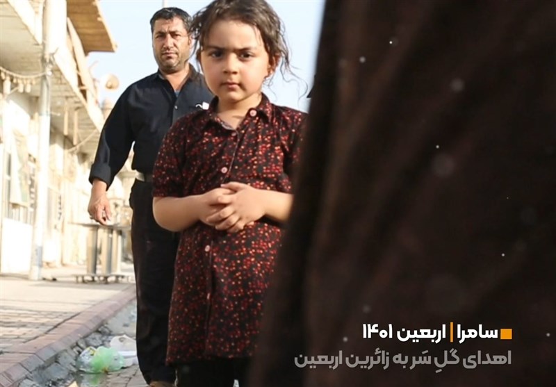 اهداء گل سر به زائرین اربعین